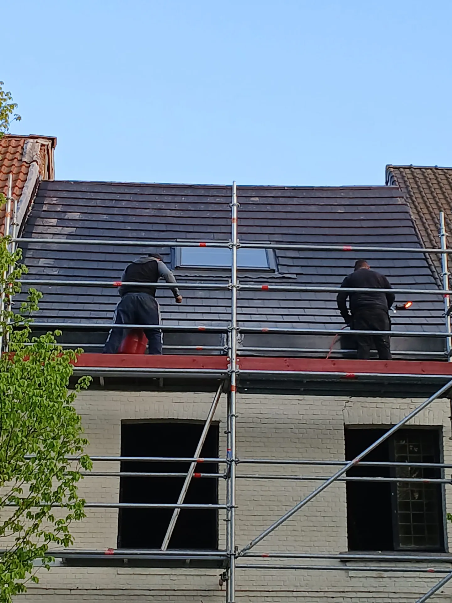 Dakrenovatie van een hoekwoning met nieuwe pannen