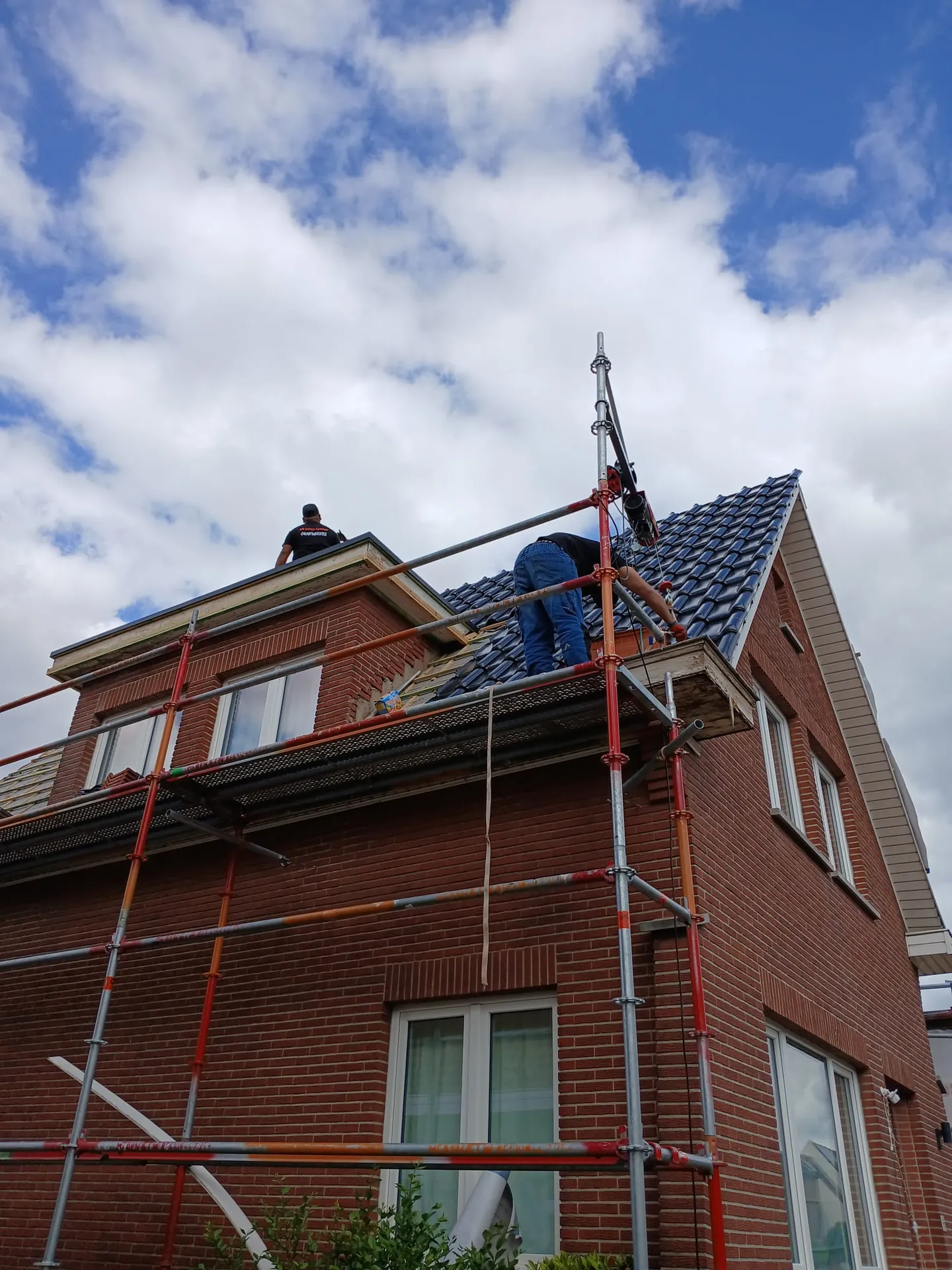 Steiger tegen rijwoning tijdens dakrenovatie in Gent