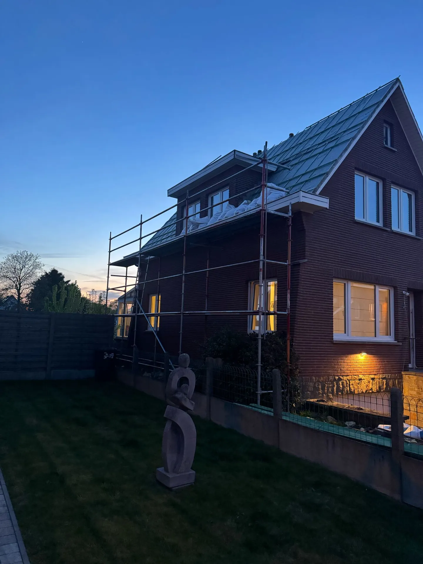 Woning met nieuw dak bij avondlicht