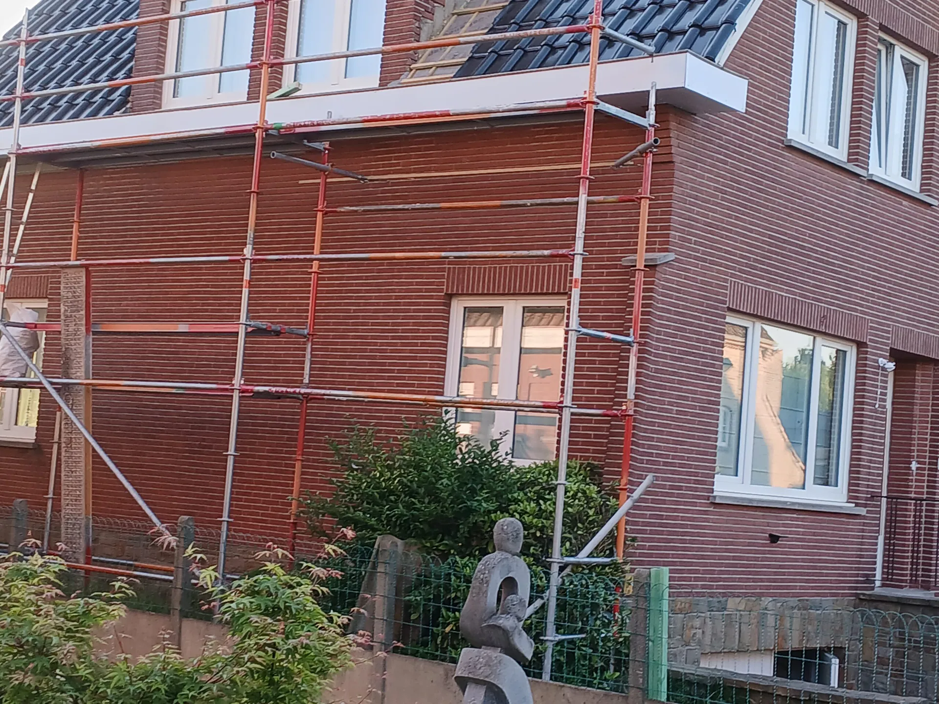 Steiger op het voetpad tijdens dakwerken in Gent