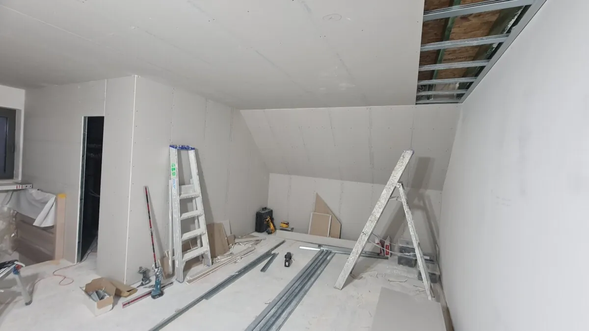Gyprocwerken op een zolder