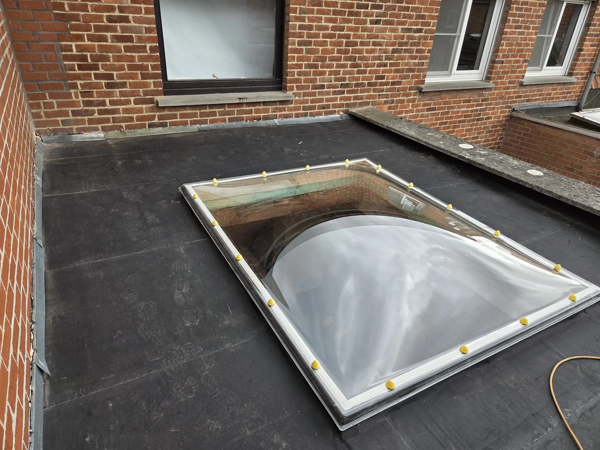 Lichtkoepel op een plat dak