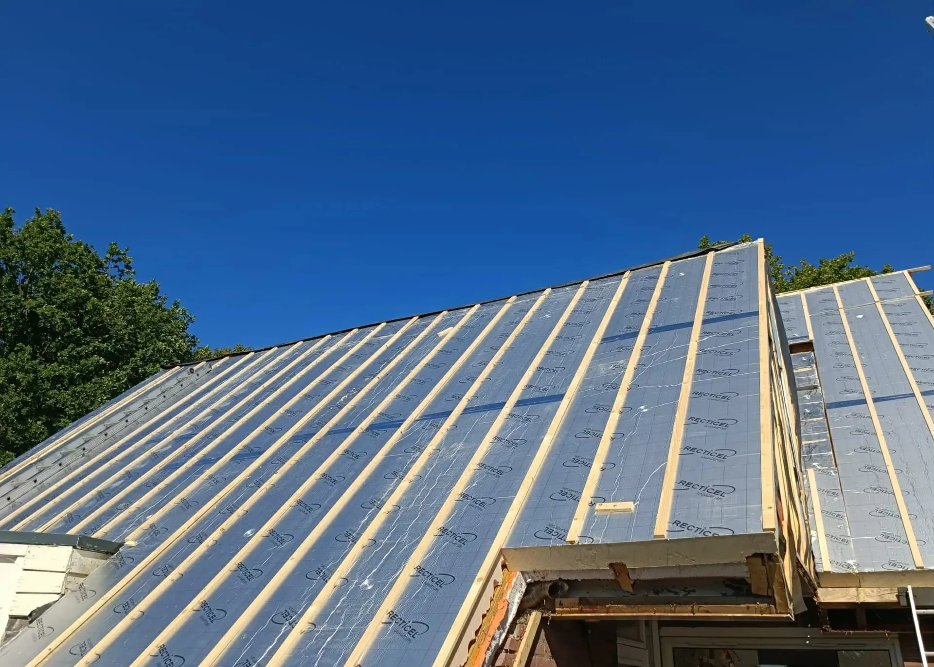 PIR-isolatieplaten op een plat dak vóór de EPDM