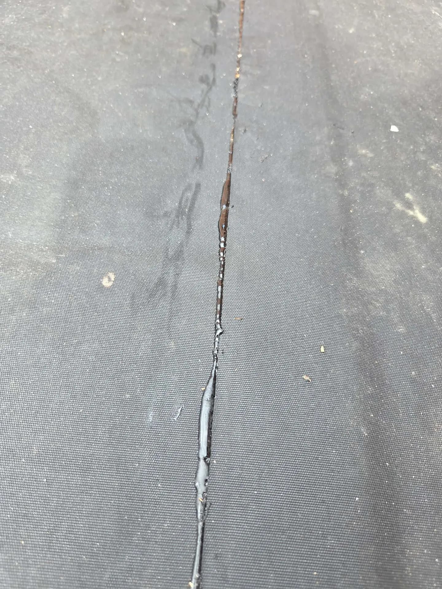 Detail van dakrandafwerking op plat dak