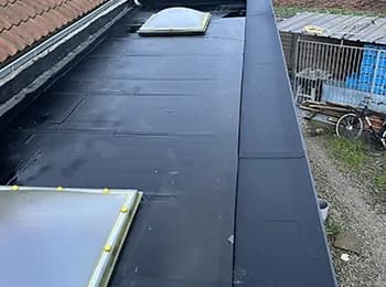 Dakrand van een EPDM plat dak