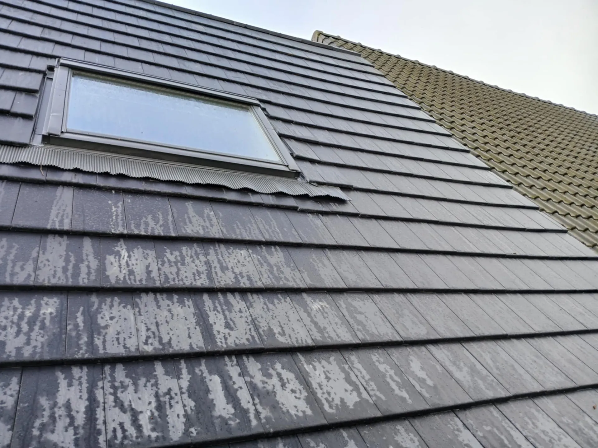 Velux dakraam ingewerkt in een gerenoveerd dak