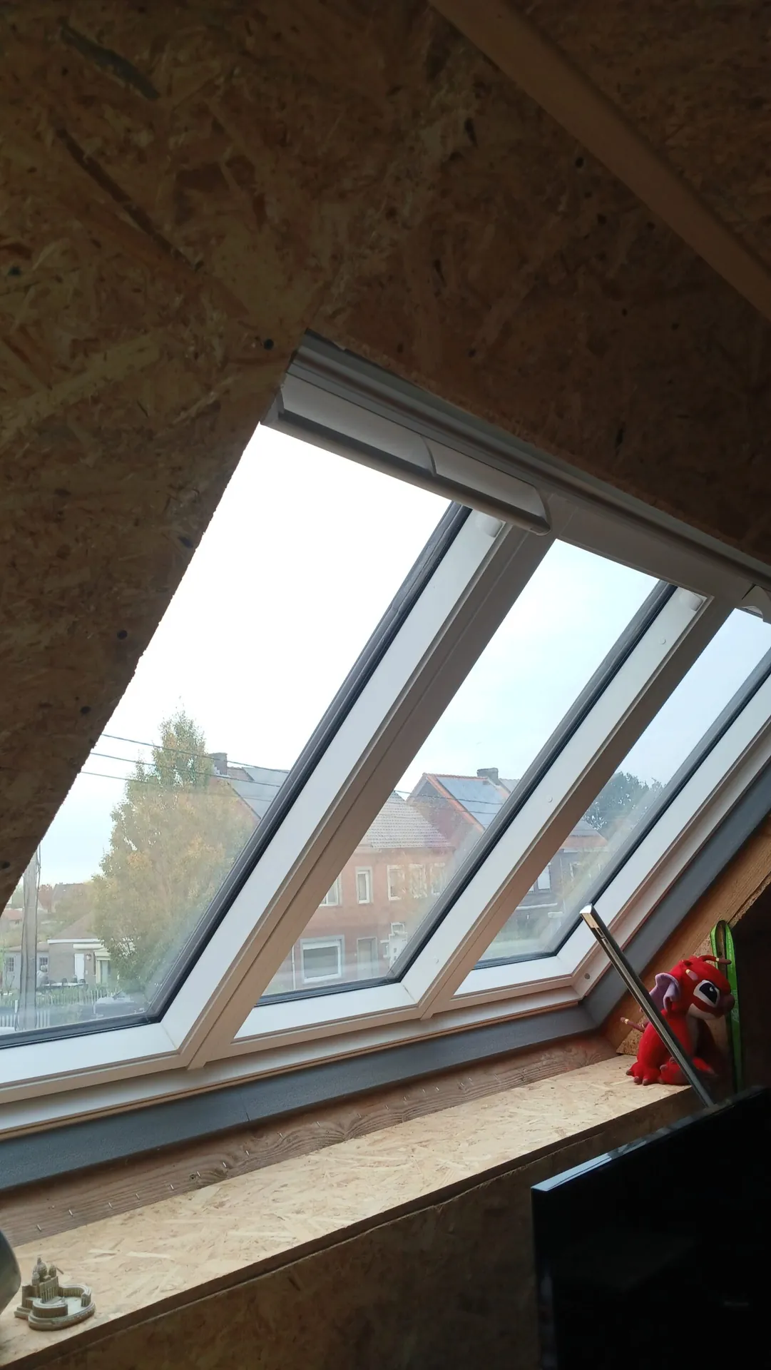 Velux dakraam van binnenuit gezien in een afgewerkte zolder