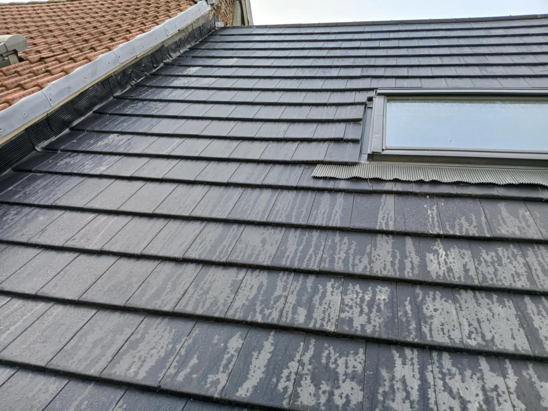 Velux dakraam ingewerkt in een pannendak