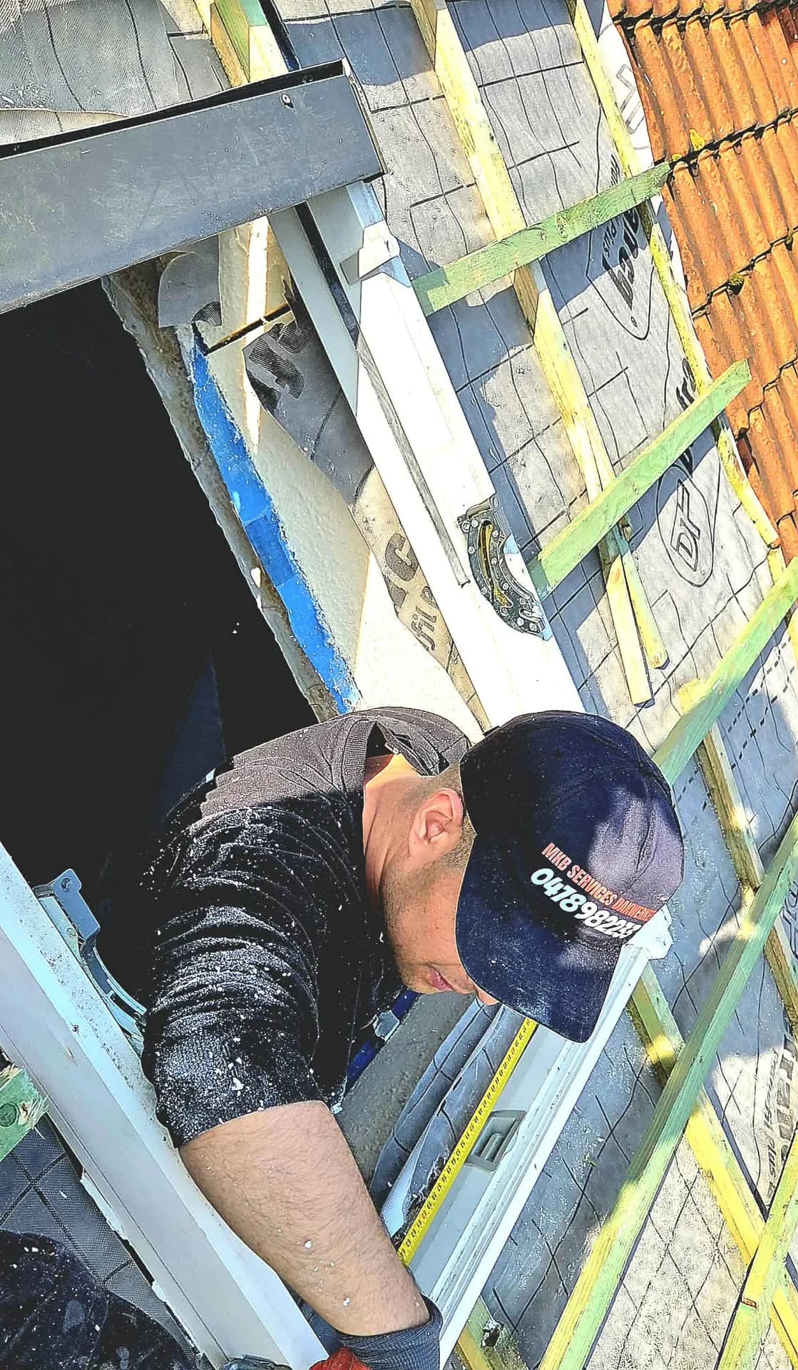 Dakwerker plaatst een Velux dakraam