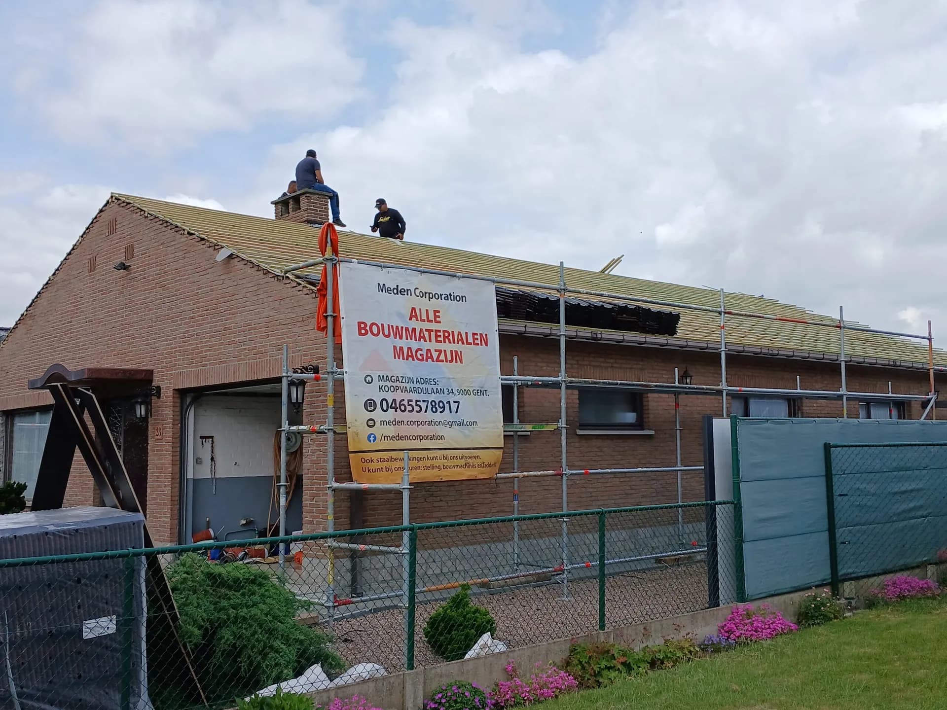 Werfbord van MKB Dakwerken Gent aan een woning in renovatie