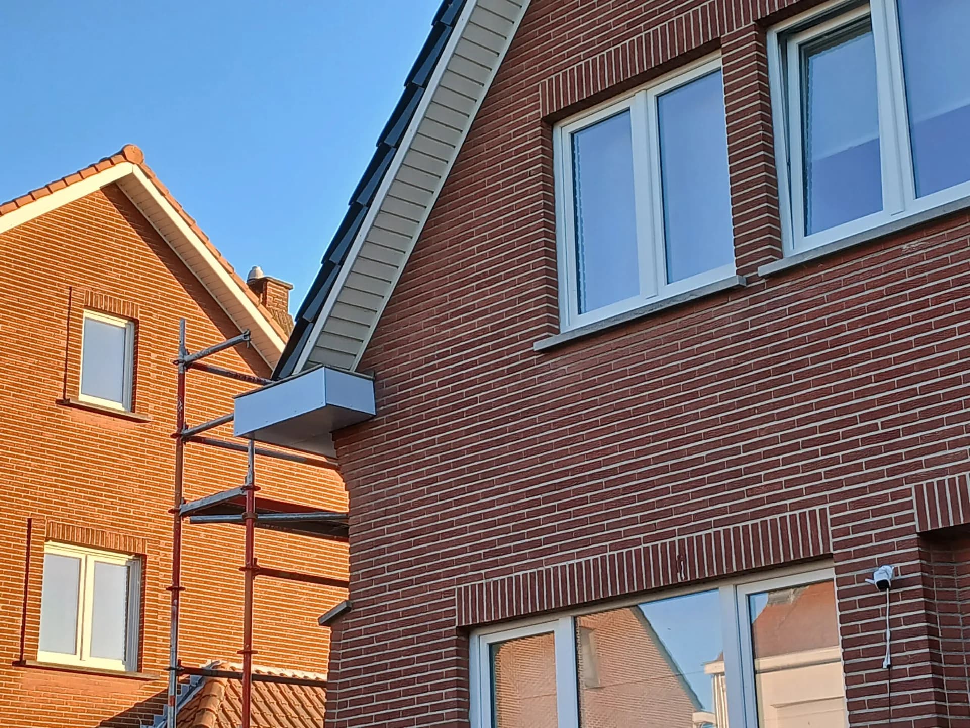 Dakrand en dakgoot aan een gerenoveerde woning