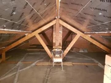 Houten dakconstructie van een zolder